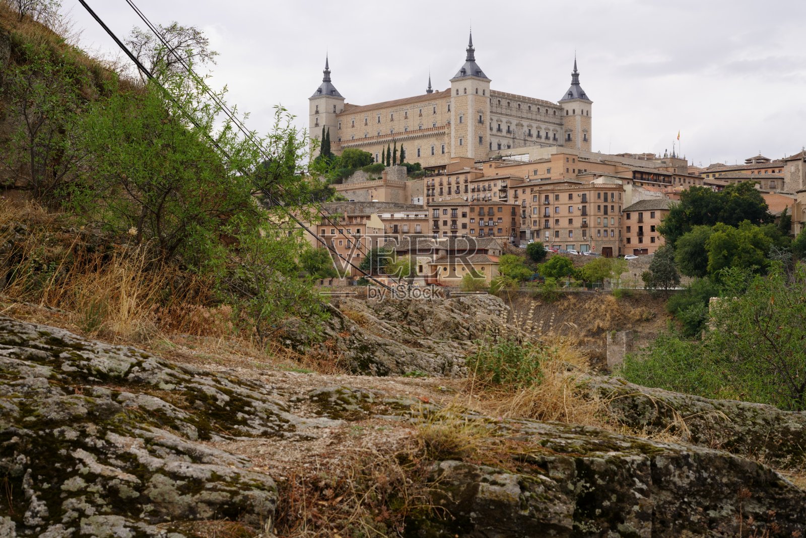 西班牙托莱多市,阴云密布的秋日。照片摄影图片