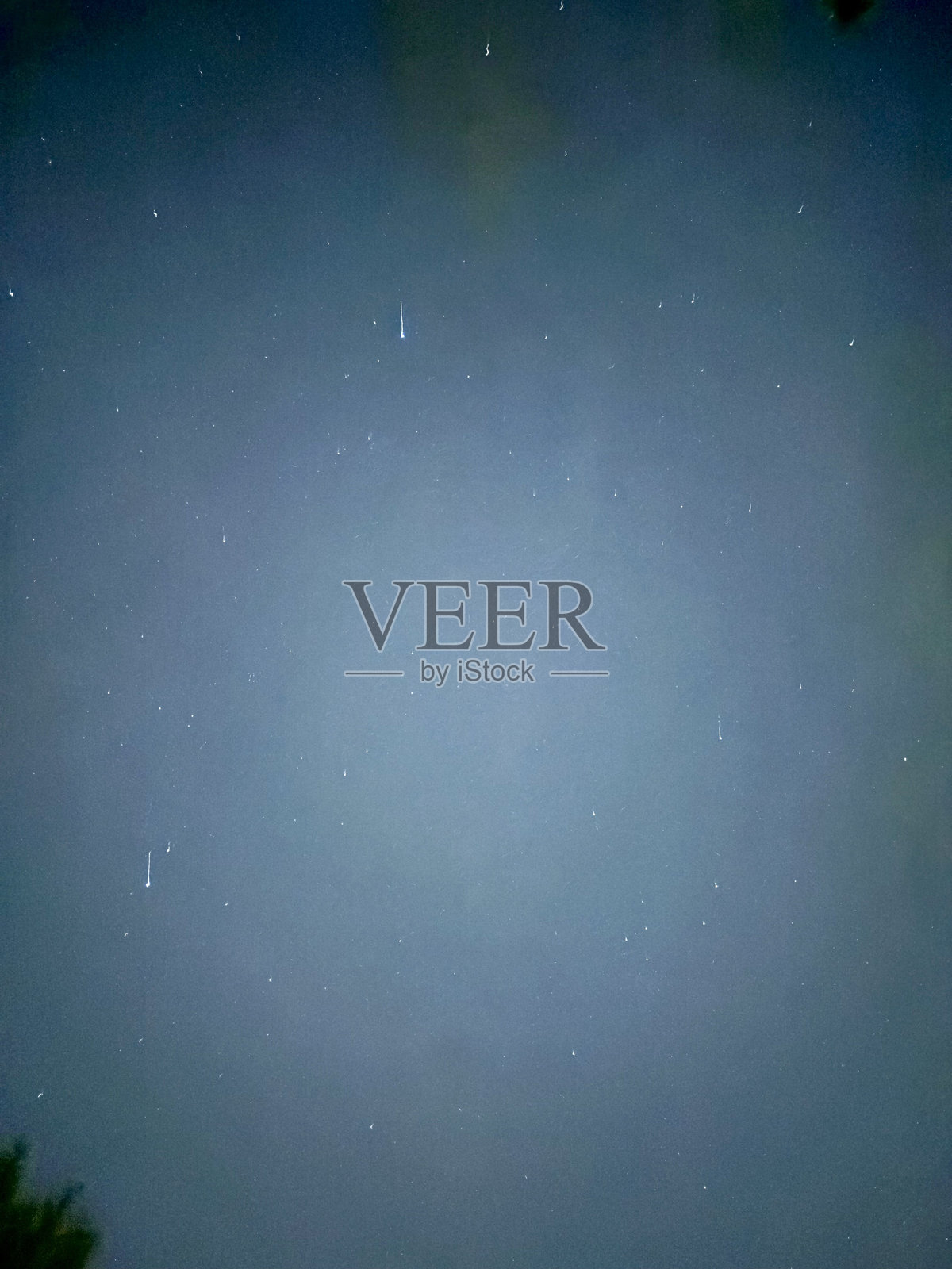 三颗大流星在夜空中,与较小的流星一起展示出英仙座流星雨的长时间曝光效果,2024年8月。照片摄影图片