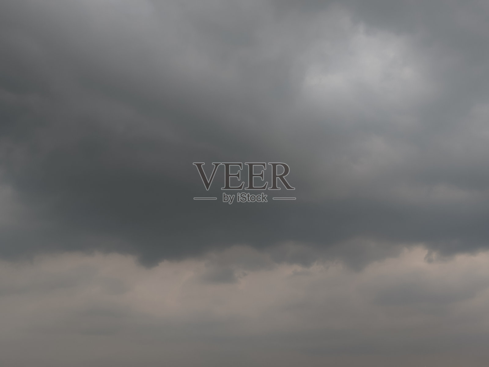 乌云密布,营造出一种忧郁而富有戏剧性的氛围照片摄影图片