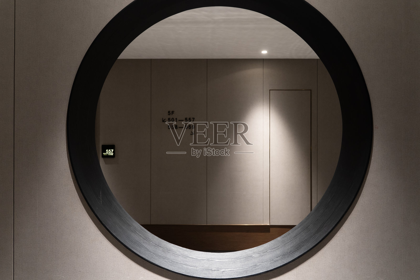 圆形窗户外走廊照片摄影图片