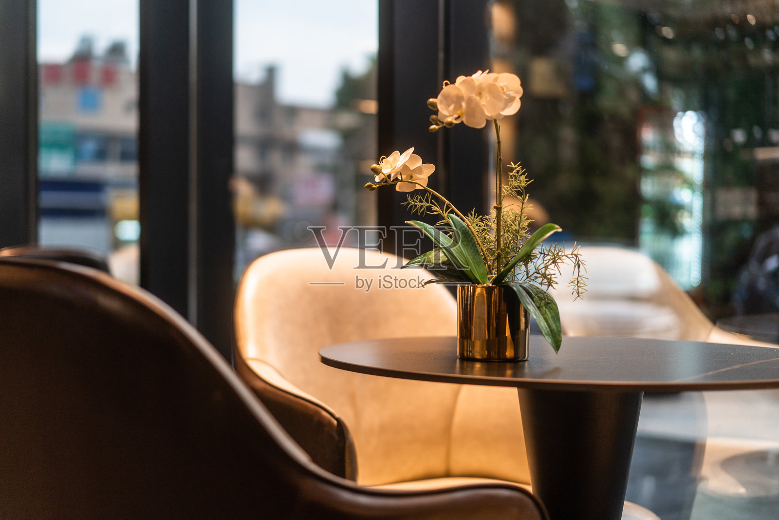 餐厅内餐桌餐椅照片摄影图片