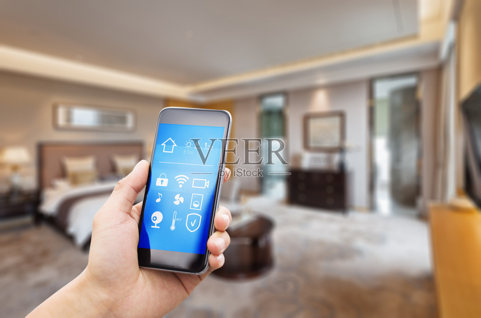 卧室使用手机智能家居APP照片摄影图片