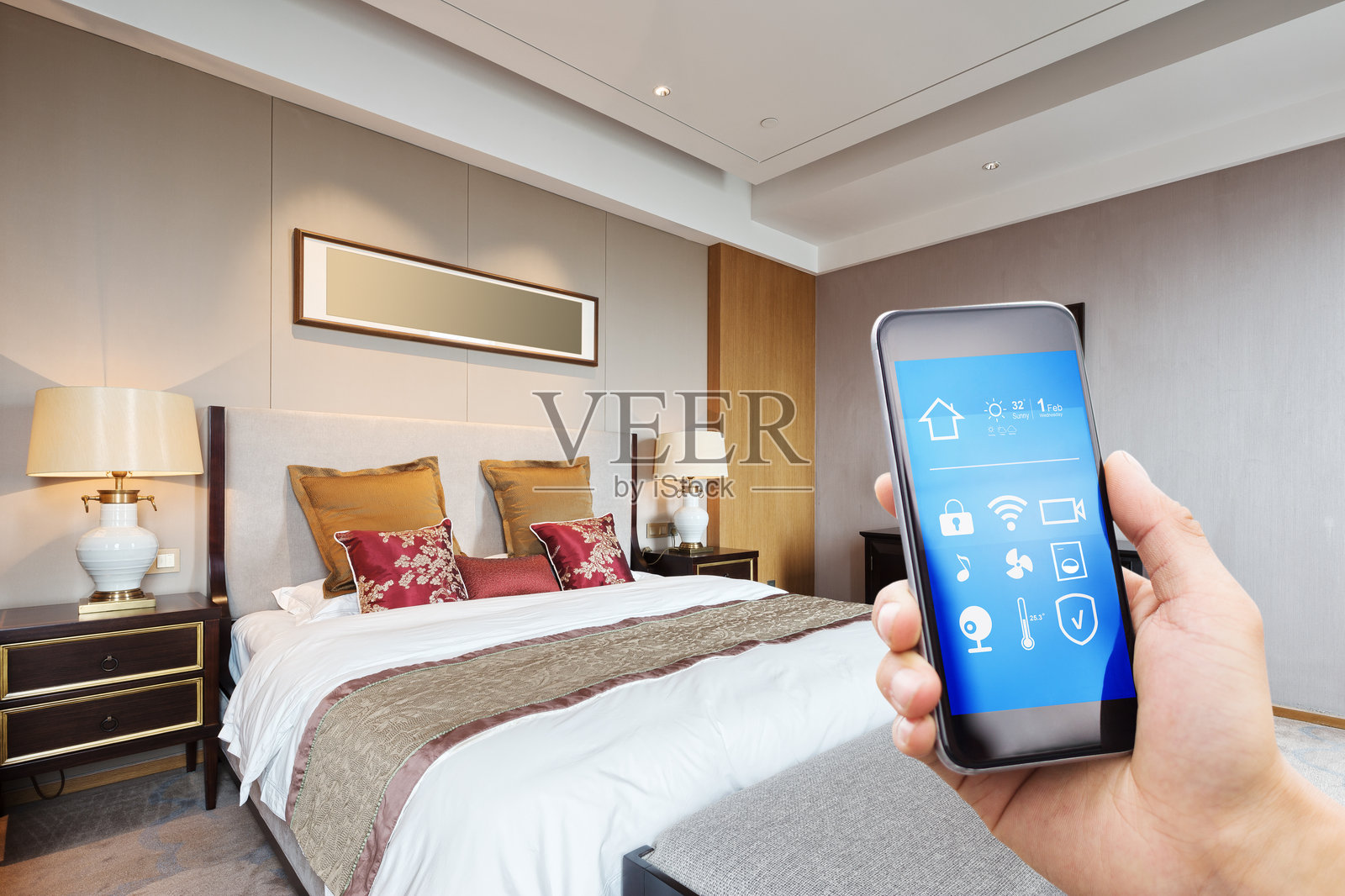 卧室使用手机智能家居APP照片摄影图片