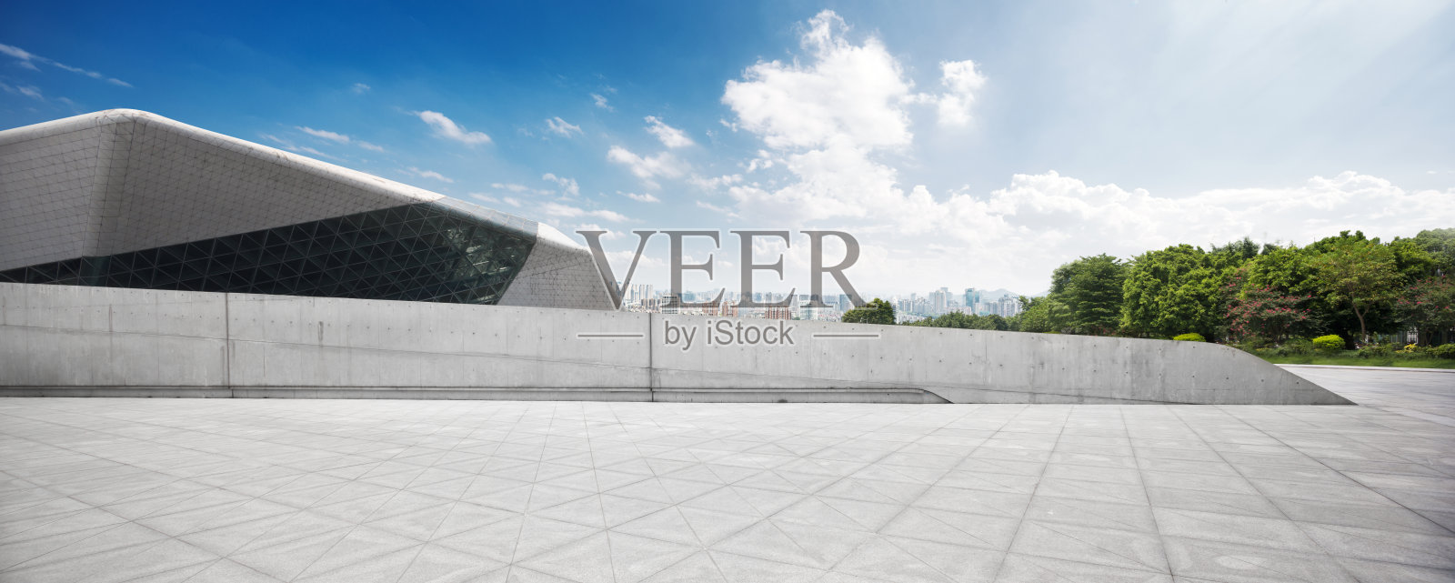 空旷砖路和远处现代城市照片摄影图片