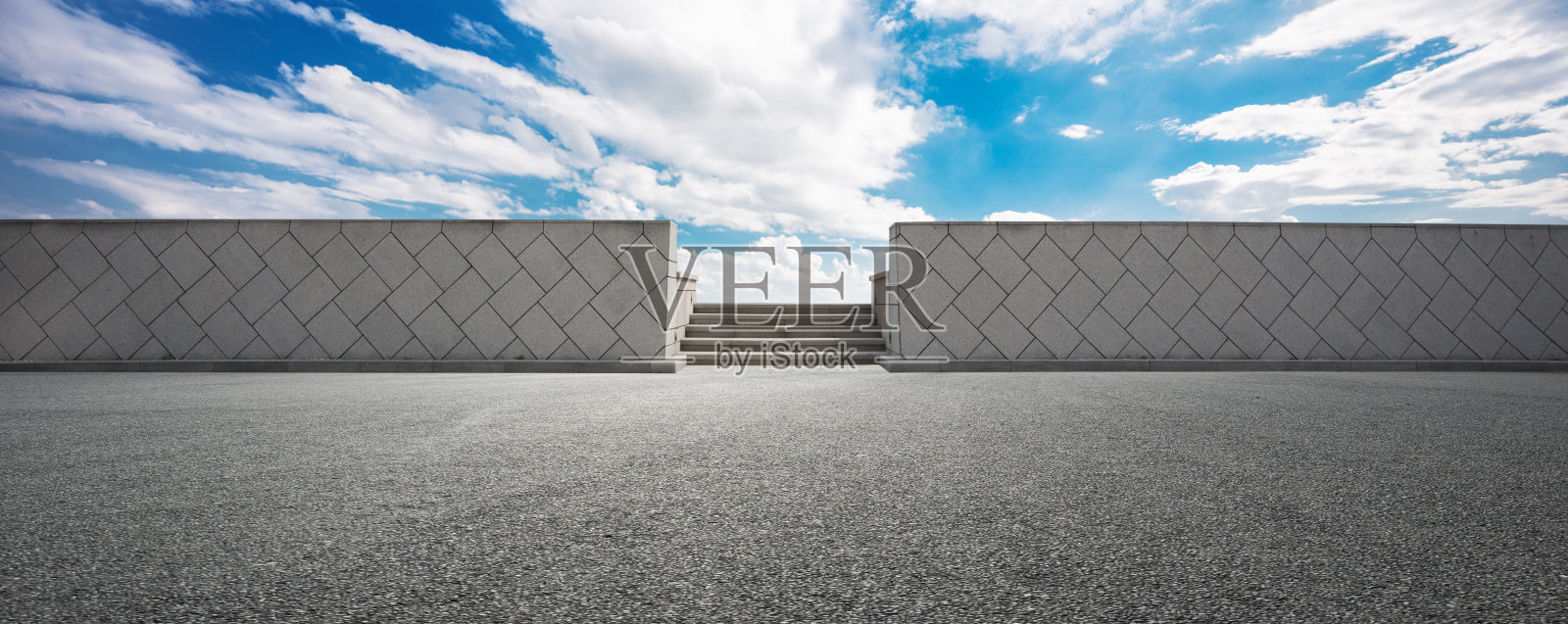 柏油马路和现代城市照片摄影图片