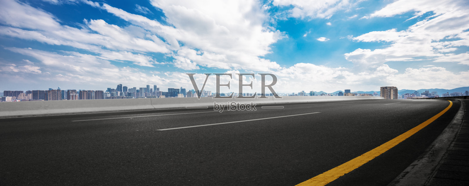 柏油马路和现代城市照片摄影图片