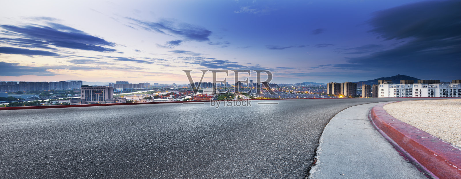 空旷柏油马路和傍晚现代城市照片摄影图片