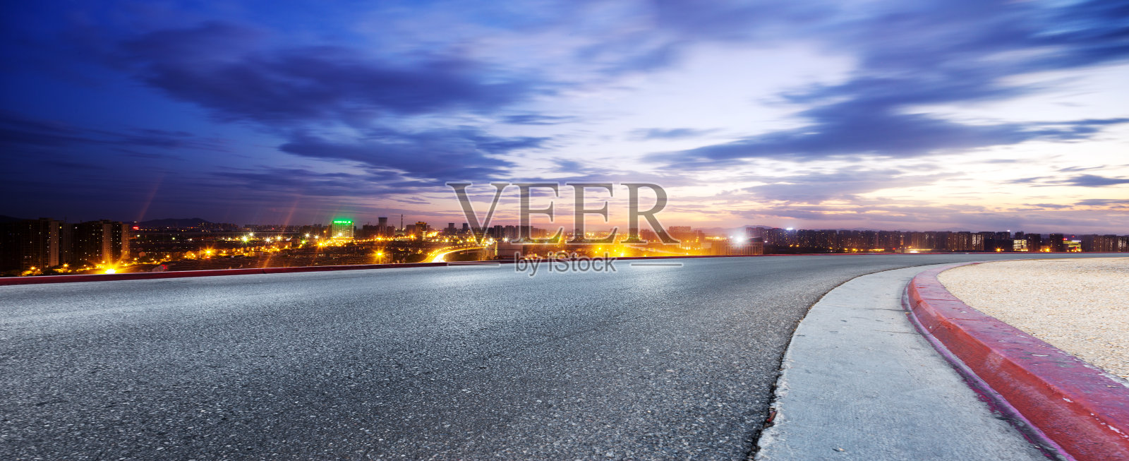 空旷柏油马路和傍晚现代城市照片摄影图片