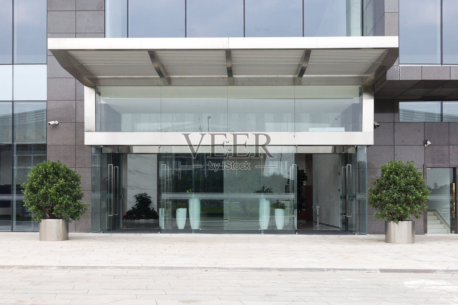 现代城市办公大楼外砖路照片摄影图片