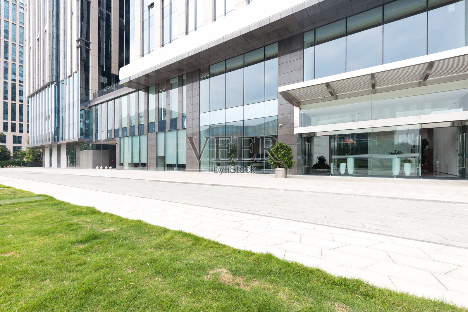 现代城市办公大楼外砖路照片摄影图片