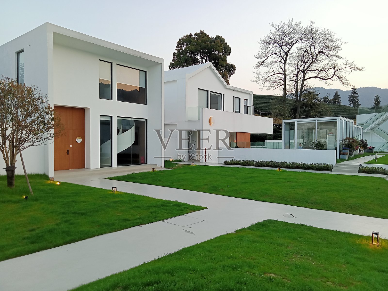 草坪和房子照片摄影图片