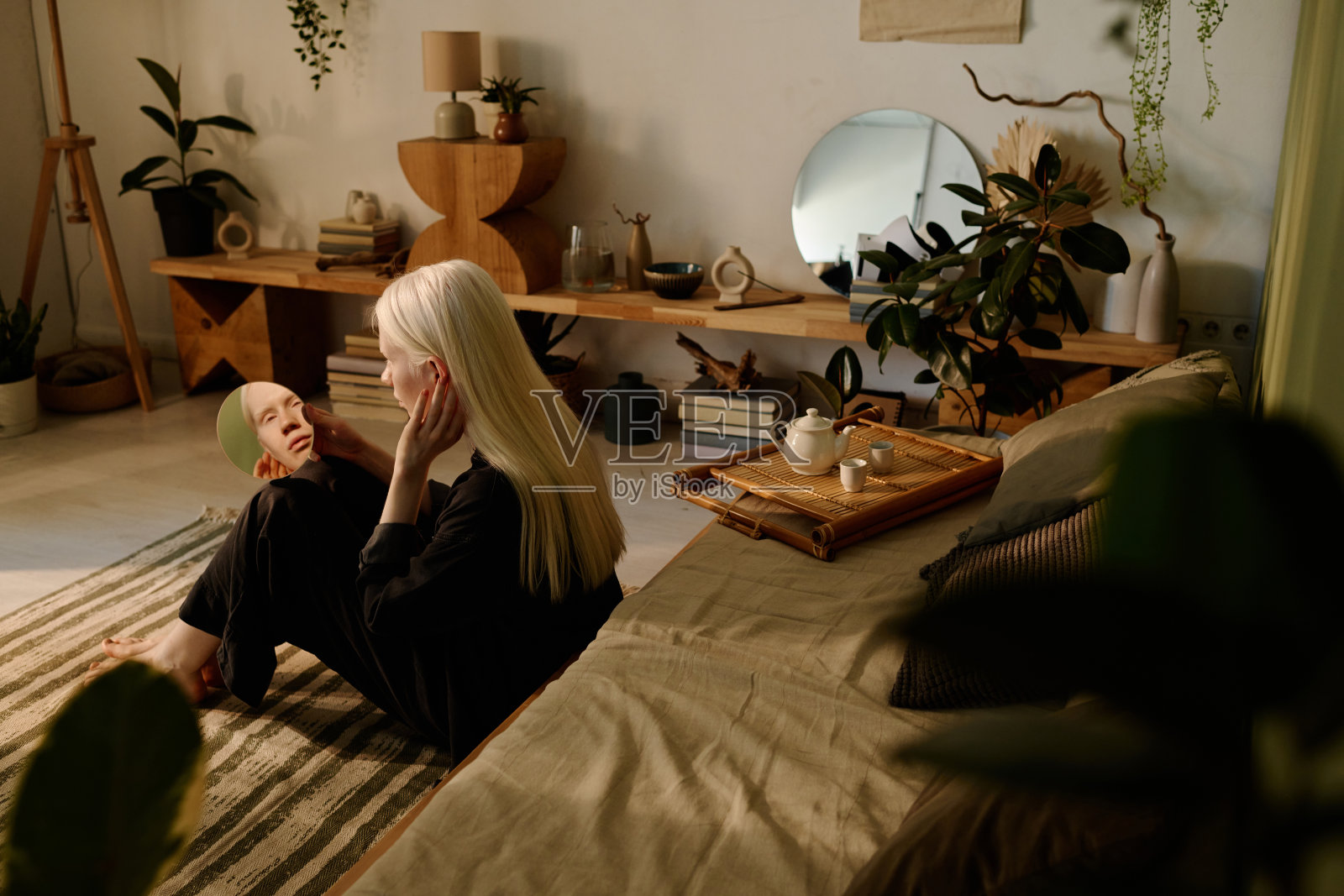 一位白化病女孩在镜子前凝视自己照片摄影图片