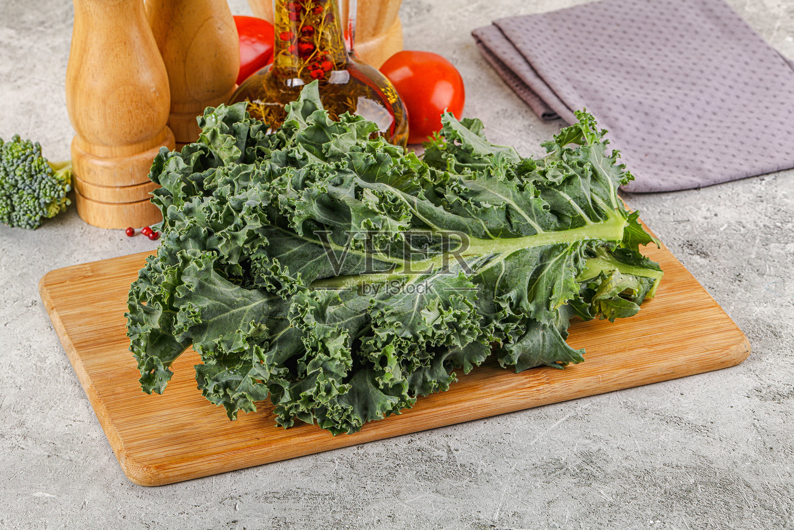 绿色羽衣甘蓝菜叶在木板上照片摄影图片