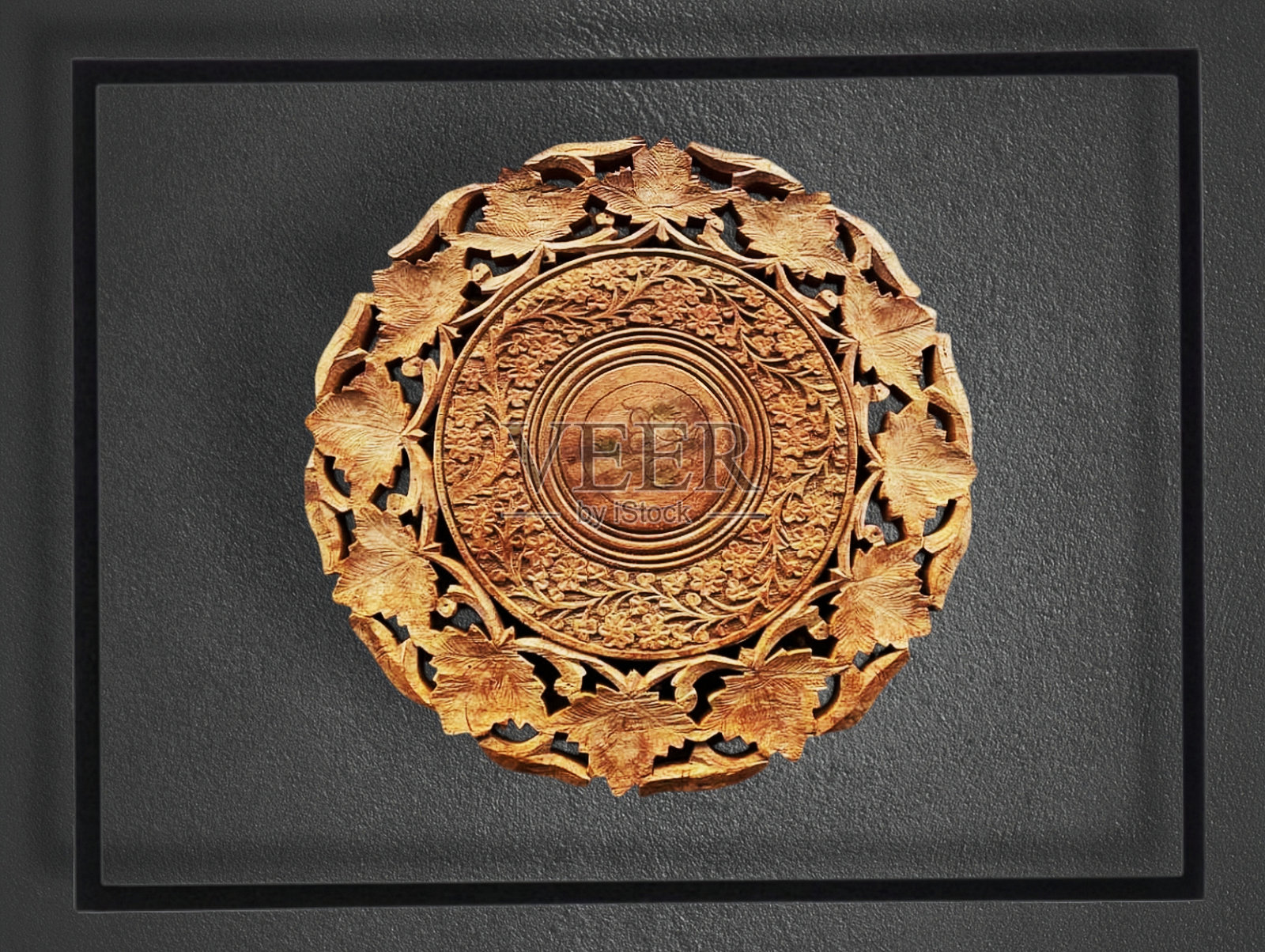 带有花卉图案的木雕照片摄影图片