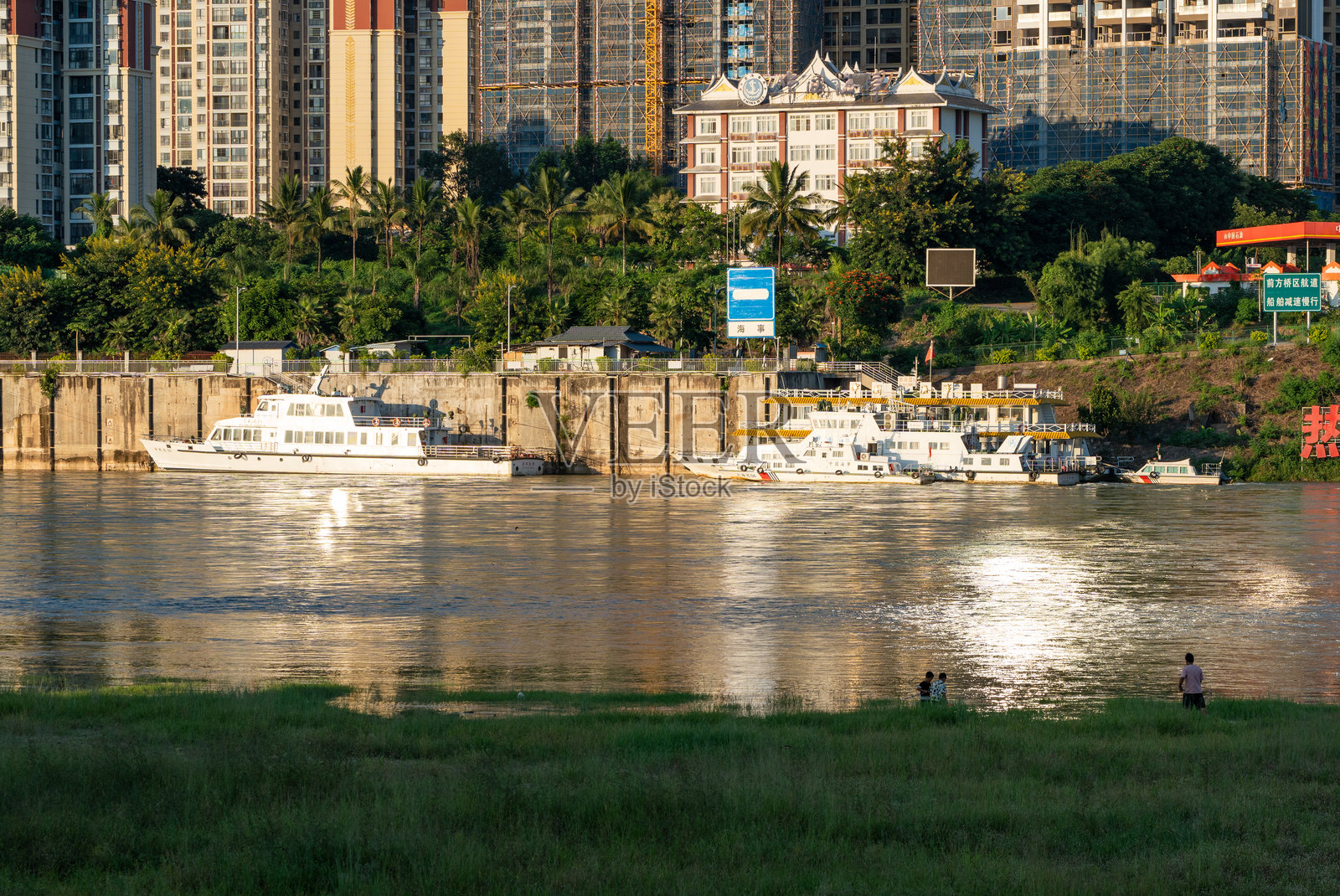 停靠在湄公河码头的旅游船照片摄影图片