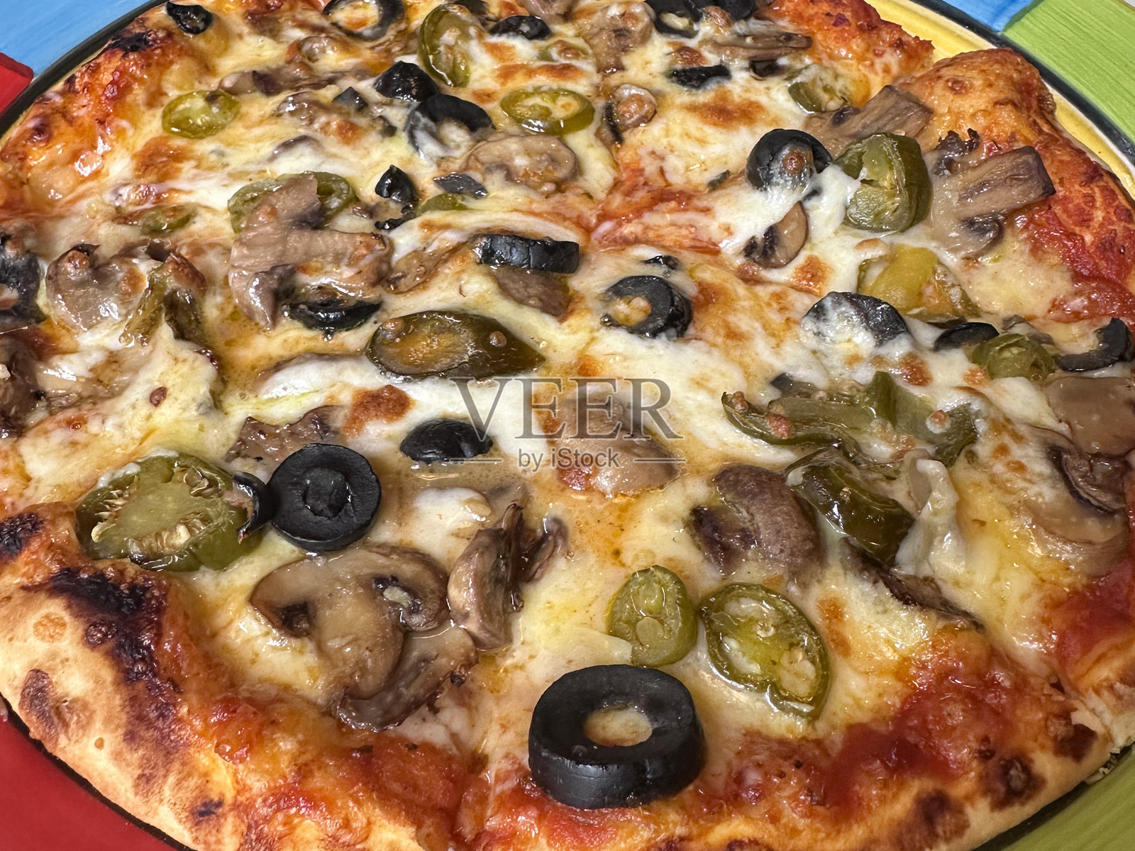 美味的蘑菇橄榄披萨:来自您最喜欢餐厅的意大利外卖美食照片摄影图片