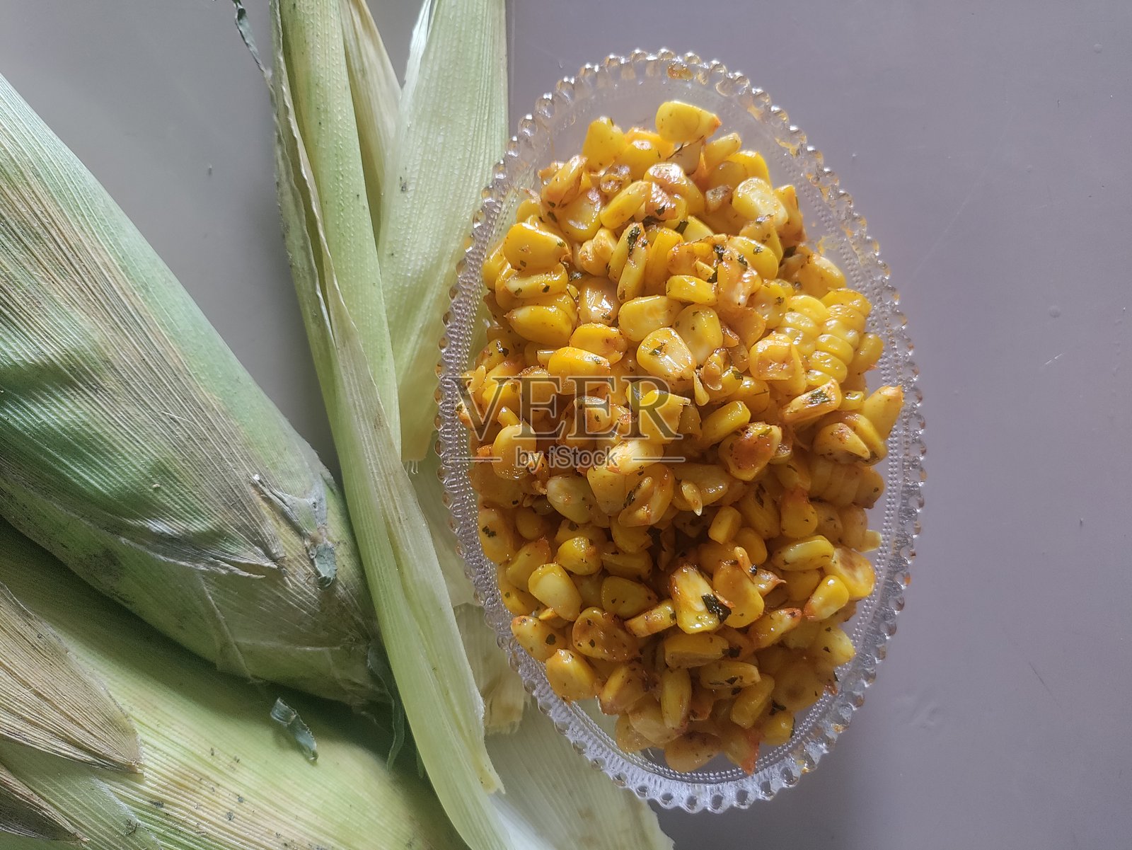 玉米沙拉是一种快速小吃,由煮熟的玉米、沙拉香料和香料粉制成。简单的小吃食谱。照片摄影图片