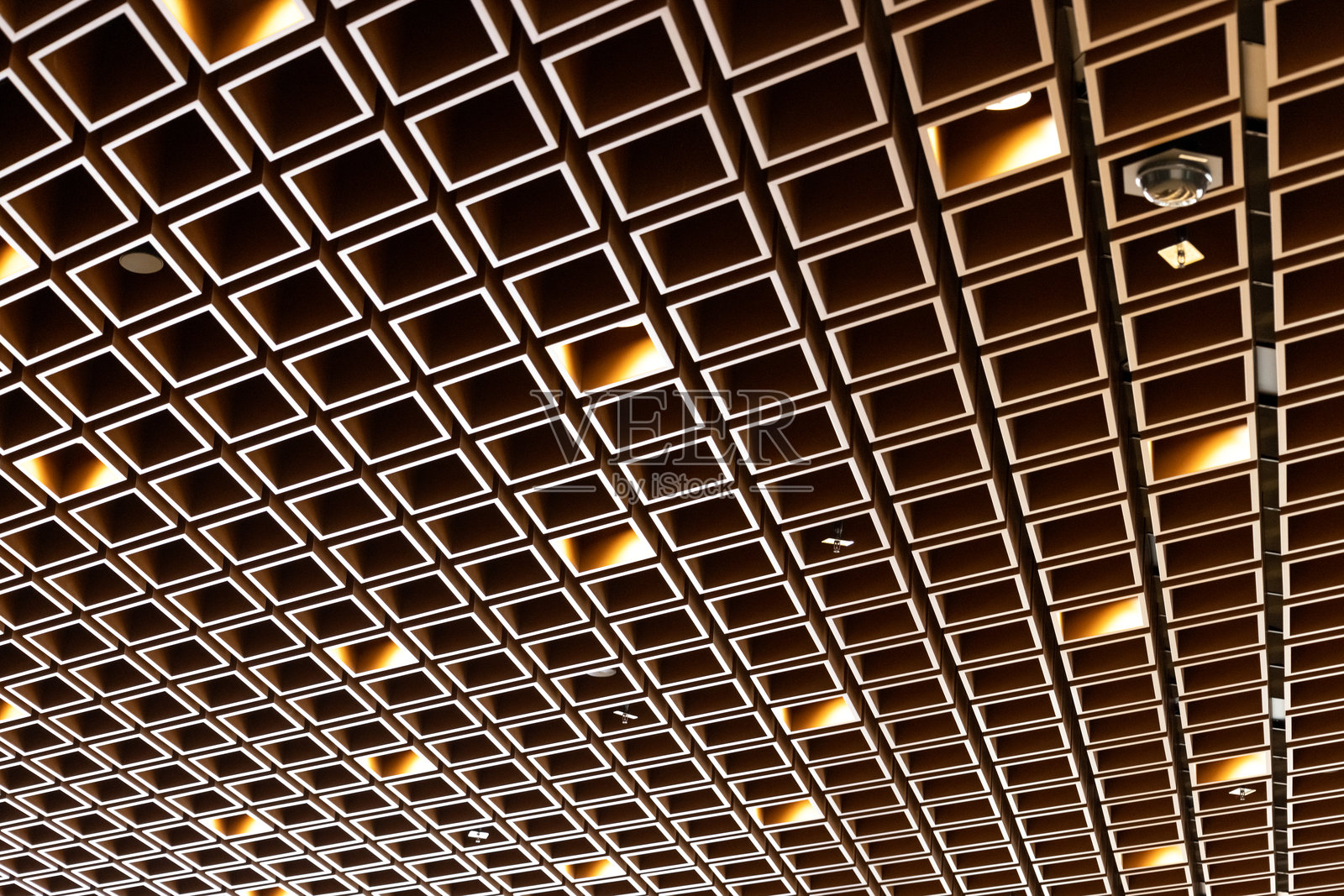 现代地铁天花板,配有照明设备和消防喷头,抽象背景留有空白空间照片摄影图片