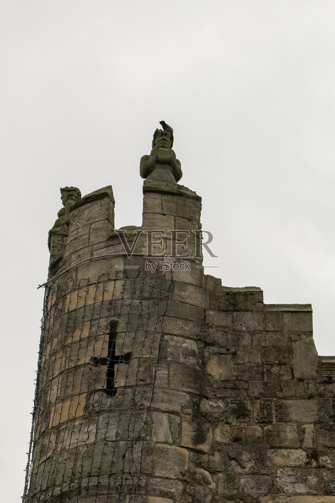 约克,英格兰的13世纪城墙上的十字形间隙的中世纪石塔照片摄影图片