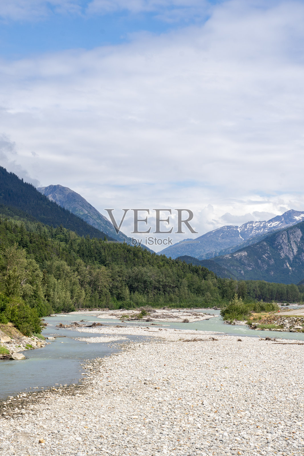 闪闪发光的山间河床照片摄影图片