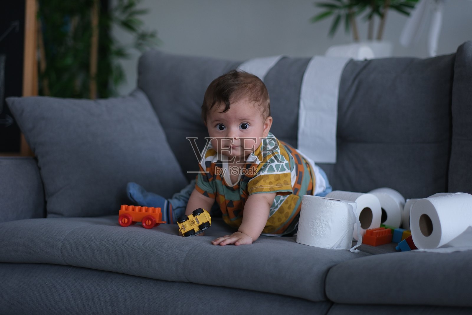 幼儿男孩在房间里玩耍照片摄影图片