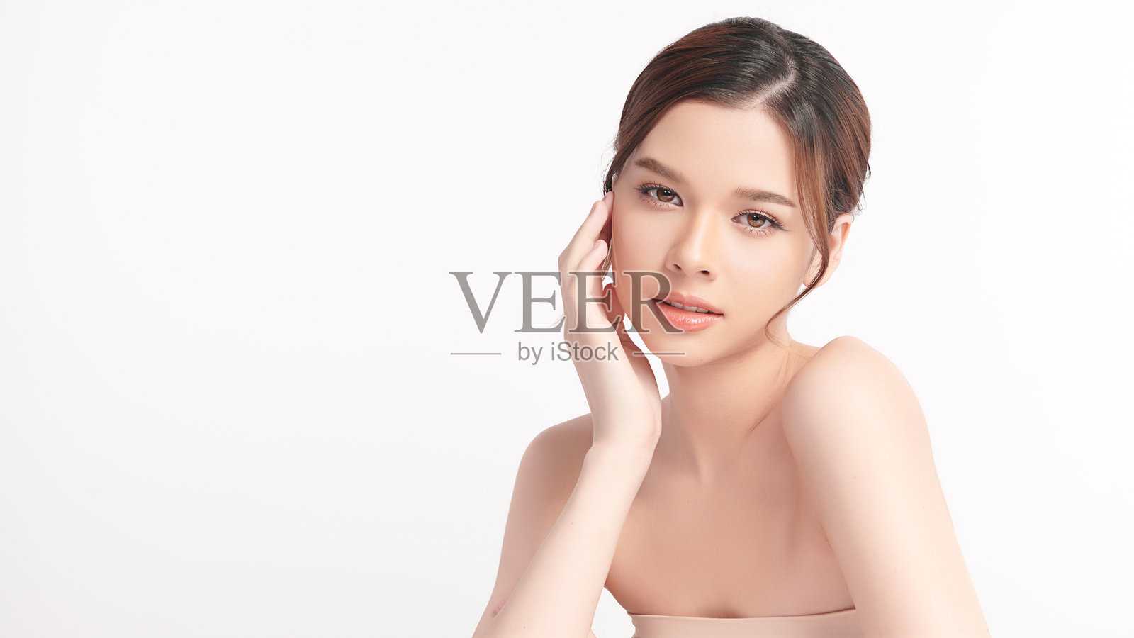 美丽的年轻亚洲女性,肤色洁净清新,背景为白色,面部护理,面部治疗,美容学,美容与水疗,亚洲女性肖像。照片摄影图片