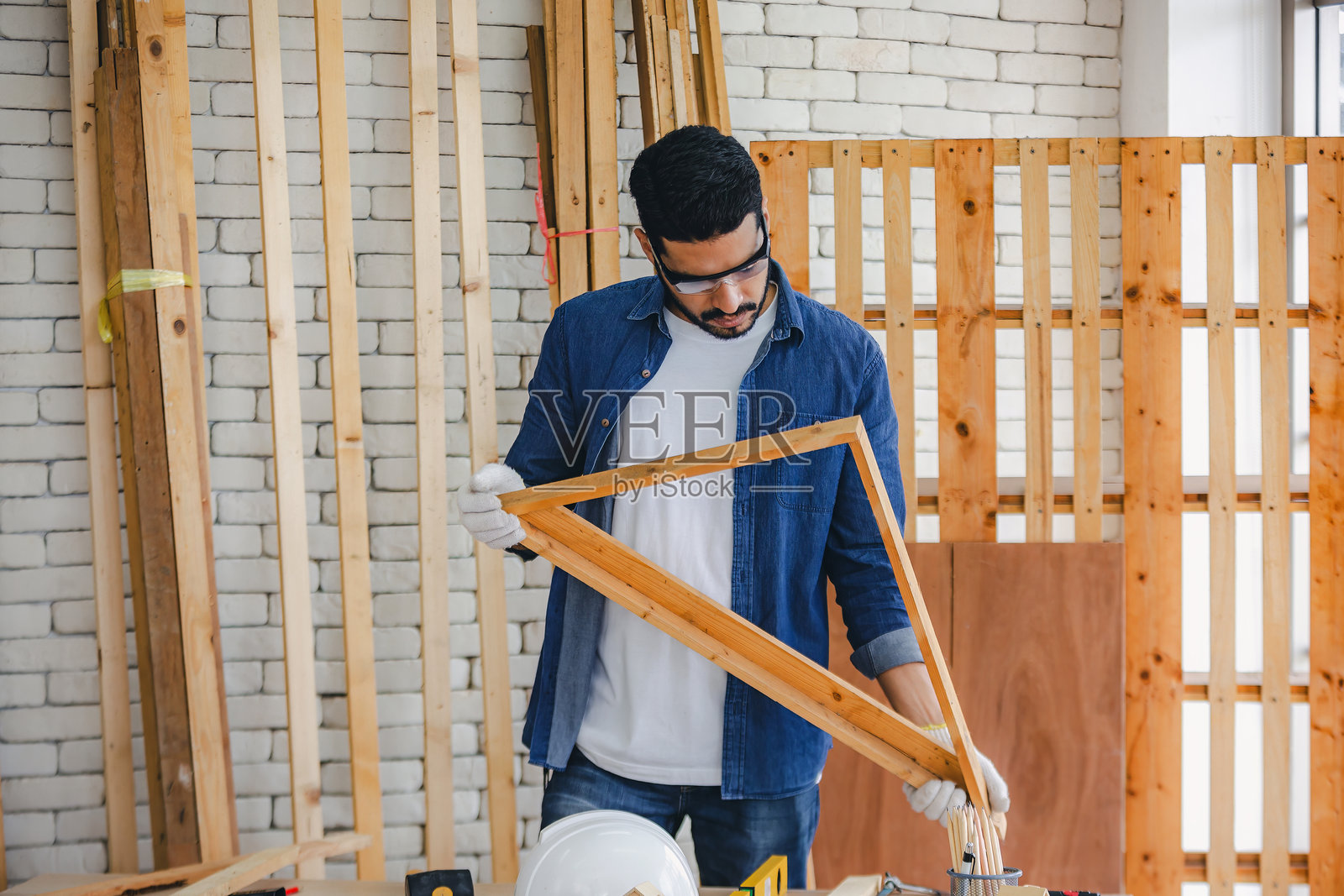 木匠在木工车间工作,制作木制家具。照片摄影图片