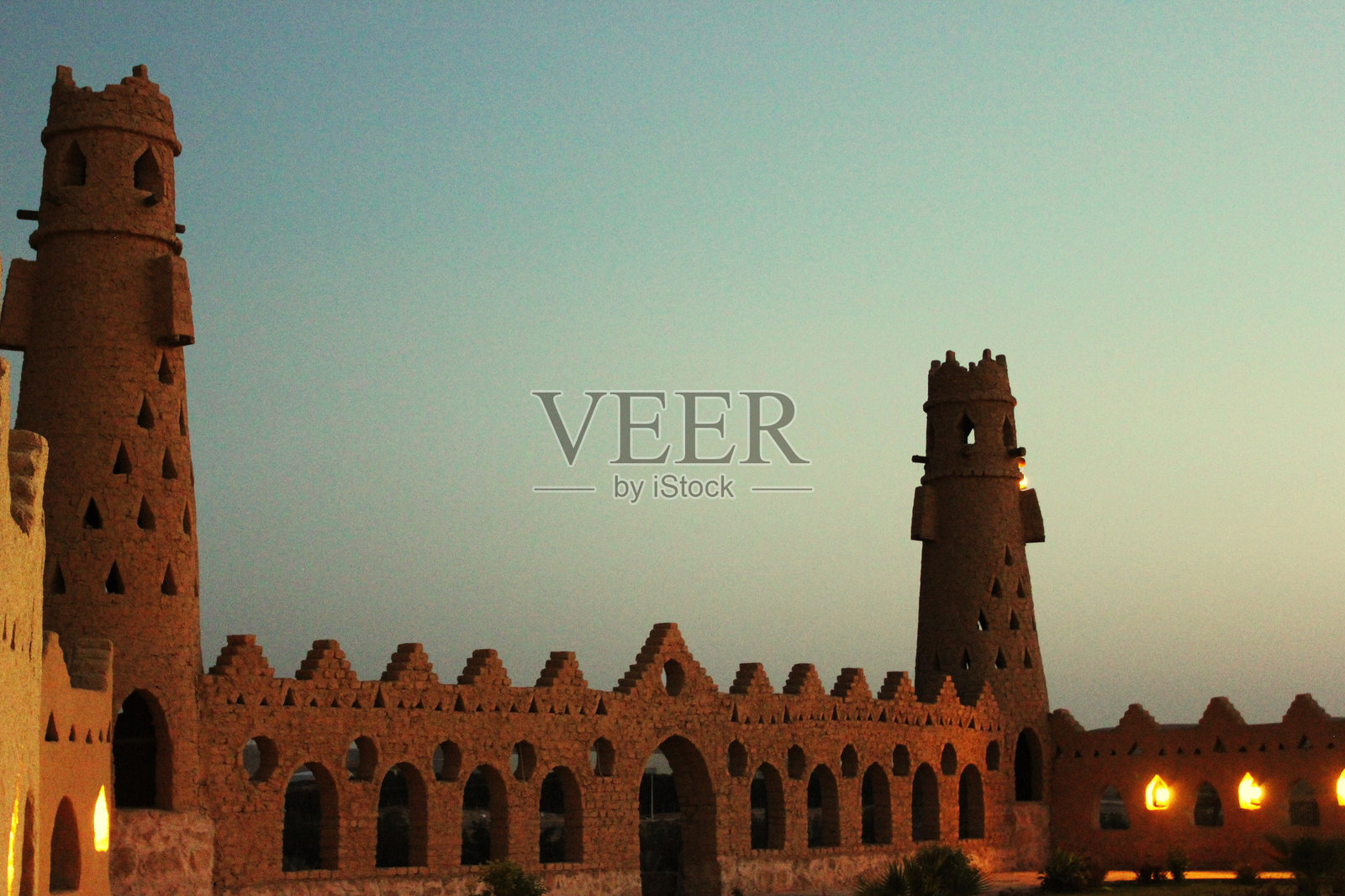 天空背景下钟楼的低角度景观照片摄影图片