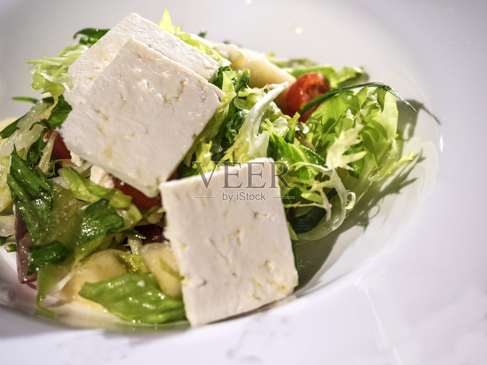 盘子里的豆腐沙拉特写照片摄影图片