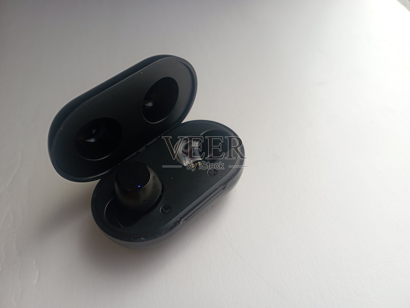 黑色蓝牙耳机照片摄影图片