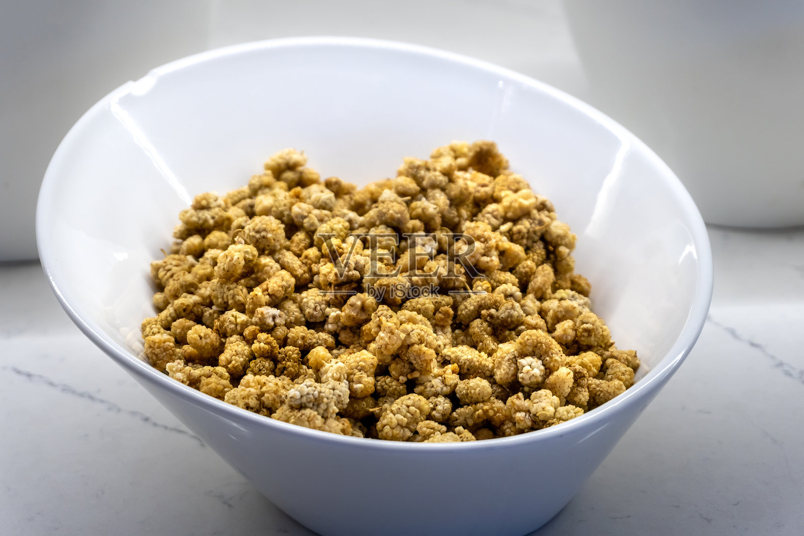 白盘上的干桑葚照片摄影图片