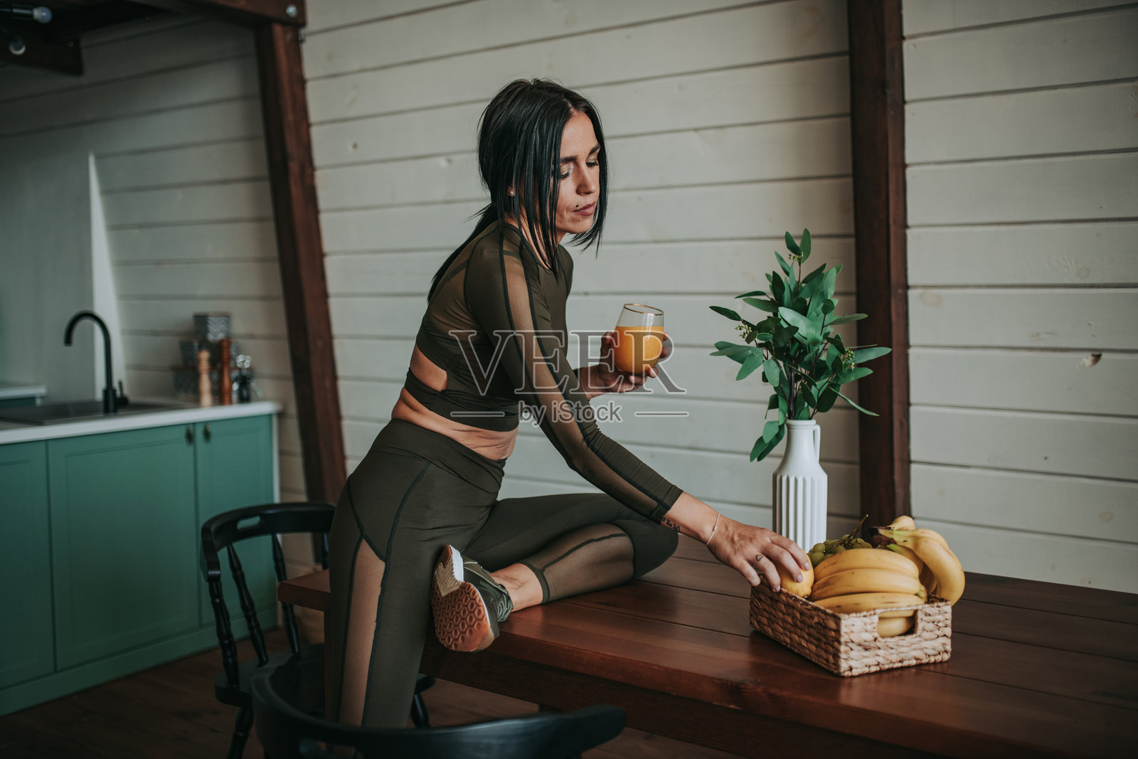 在家中拿着食物的女人照片摄影图片