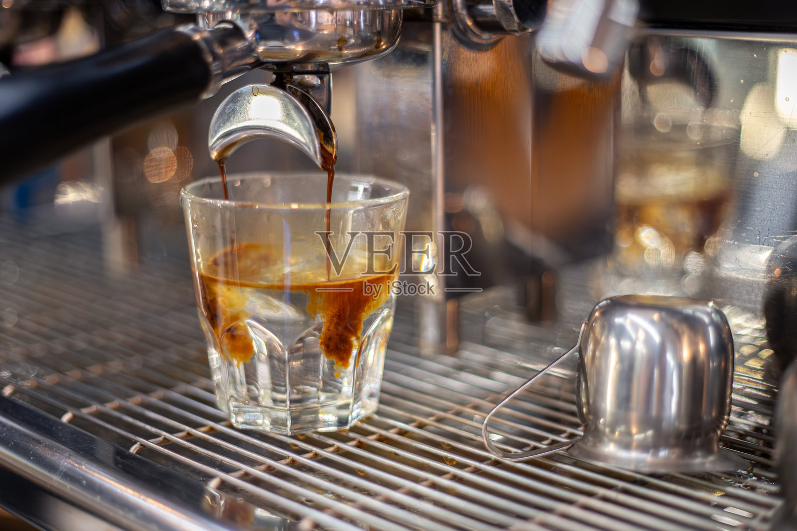 咖啡师在咖啡机旁制作咖啡。咖啡机正在制作咖啡。照片摄影图片