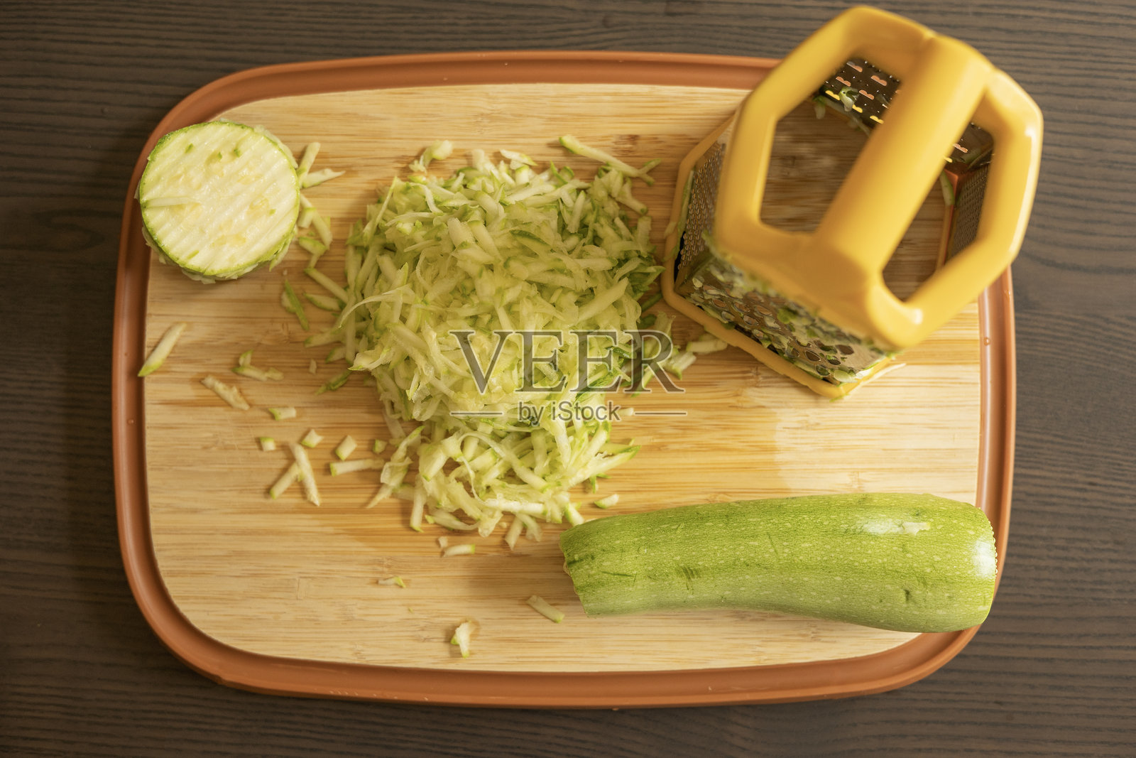 深色背景上的切菜板上切碎的西葫芦特写照片摄影图片