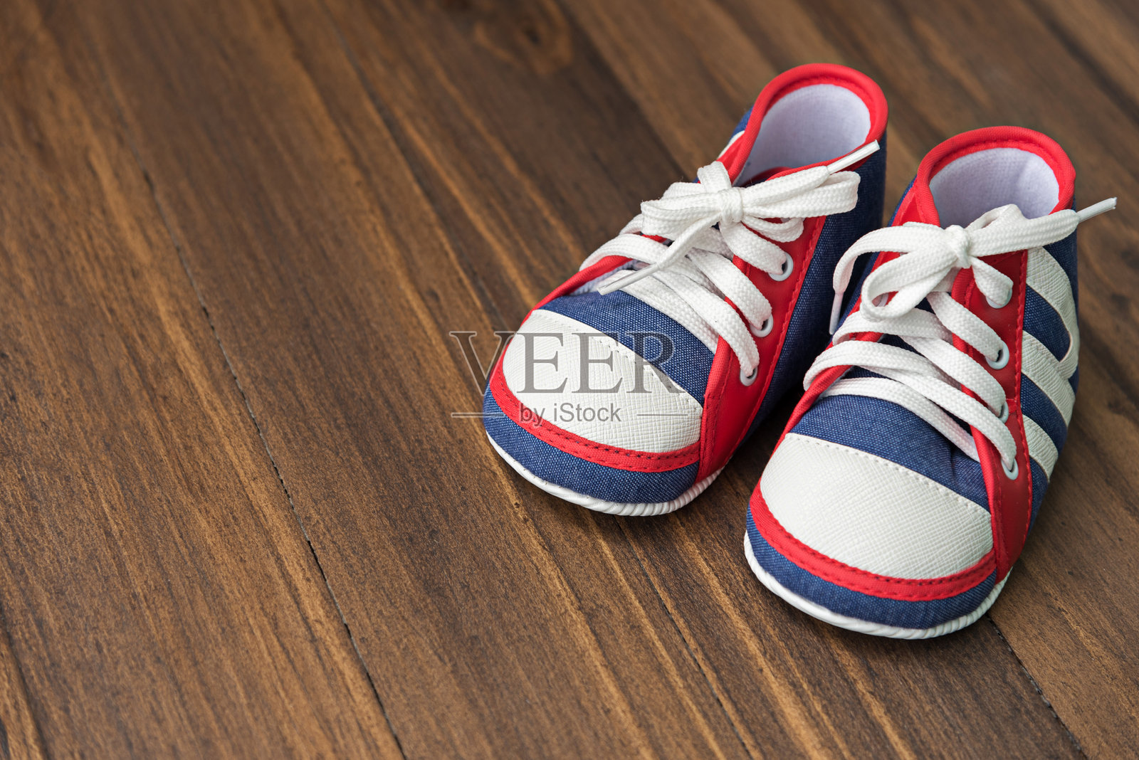 木地板上的帆布鞋特写照片摄影图片