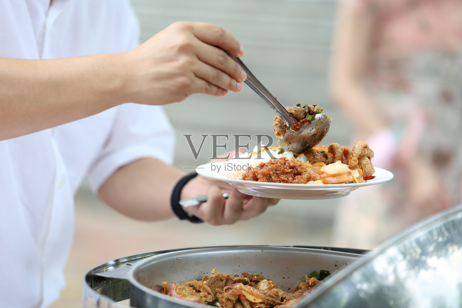 豪华餐厅内的自助餐宴会,人与人分享美食,桌上摆满了肉类、色彩缤纷的水果和蔬菜。照片摄影图片