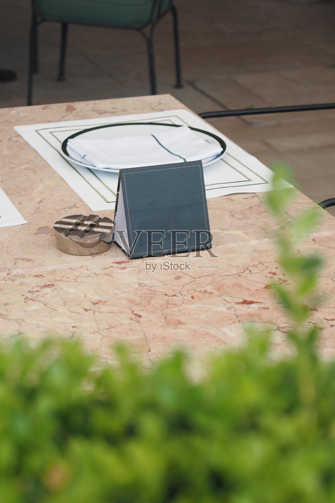 优雅的餐桌布置,配有装饰着新鲜绿植的精美菜单卡片照片摄影图片