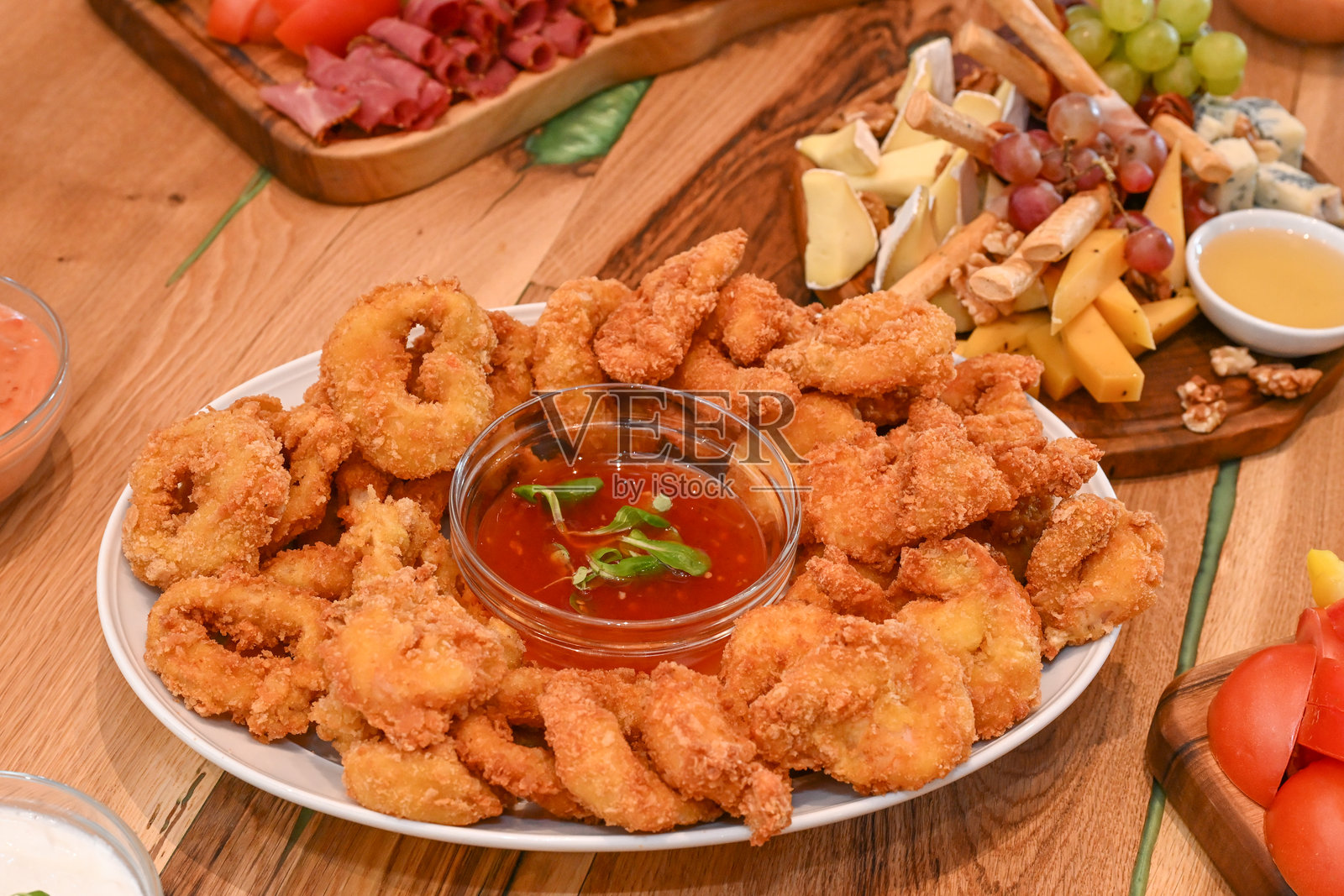 罗马尼亚2024年鱼虾和辣酱的盘子照片摄影图片