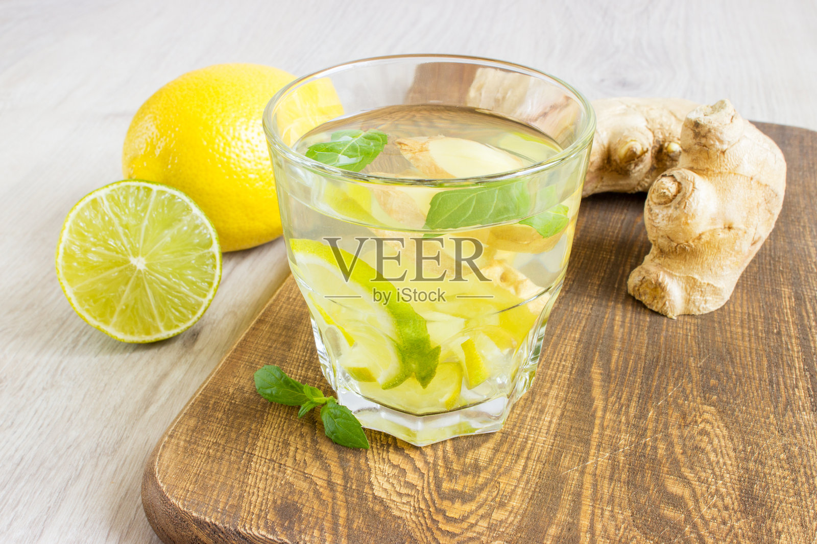 桌子上摆放着饮品及其配料的特写镜头照片摄影图片