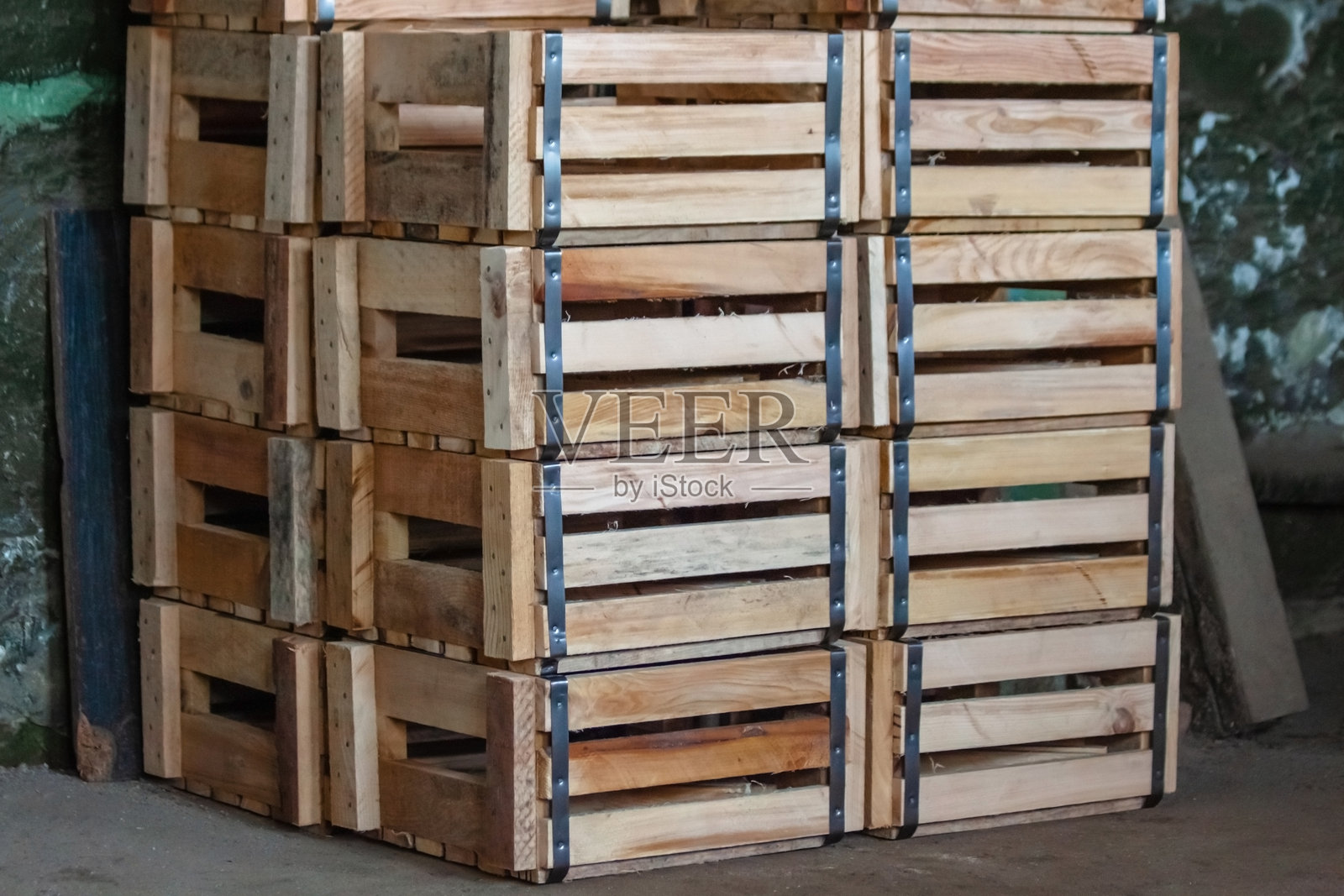 两排空木箱用于从仓库释放成品照片摄影图片