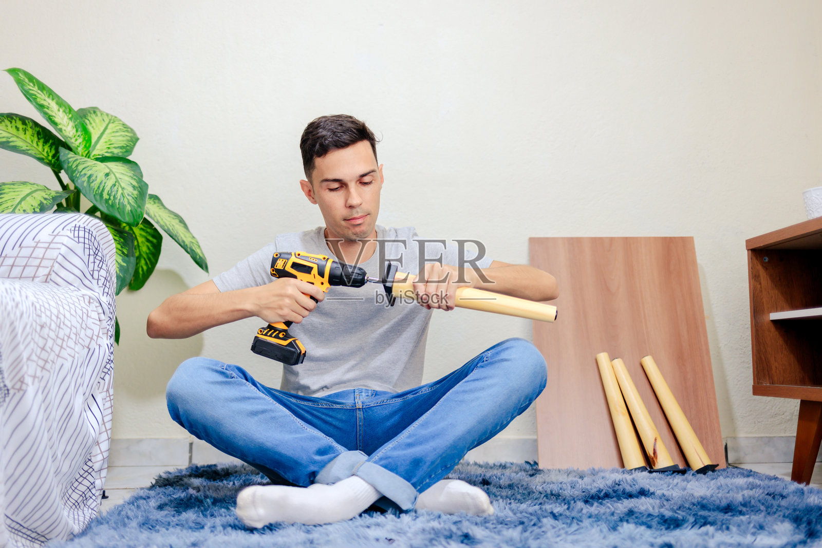 在家自制木桌组装照片摄影图片