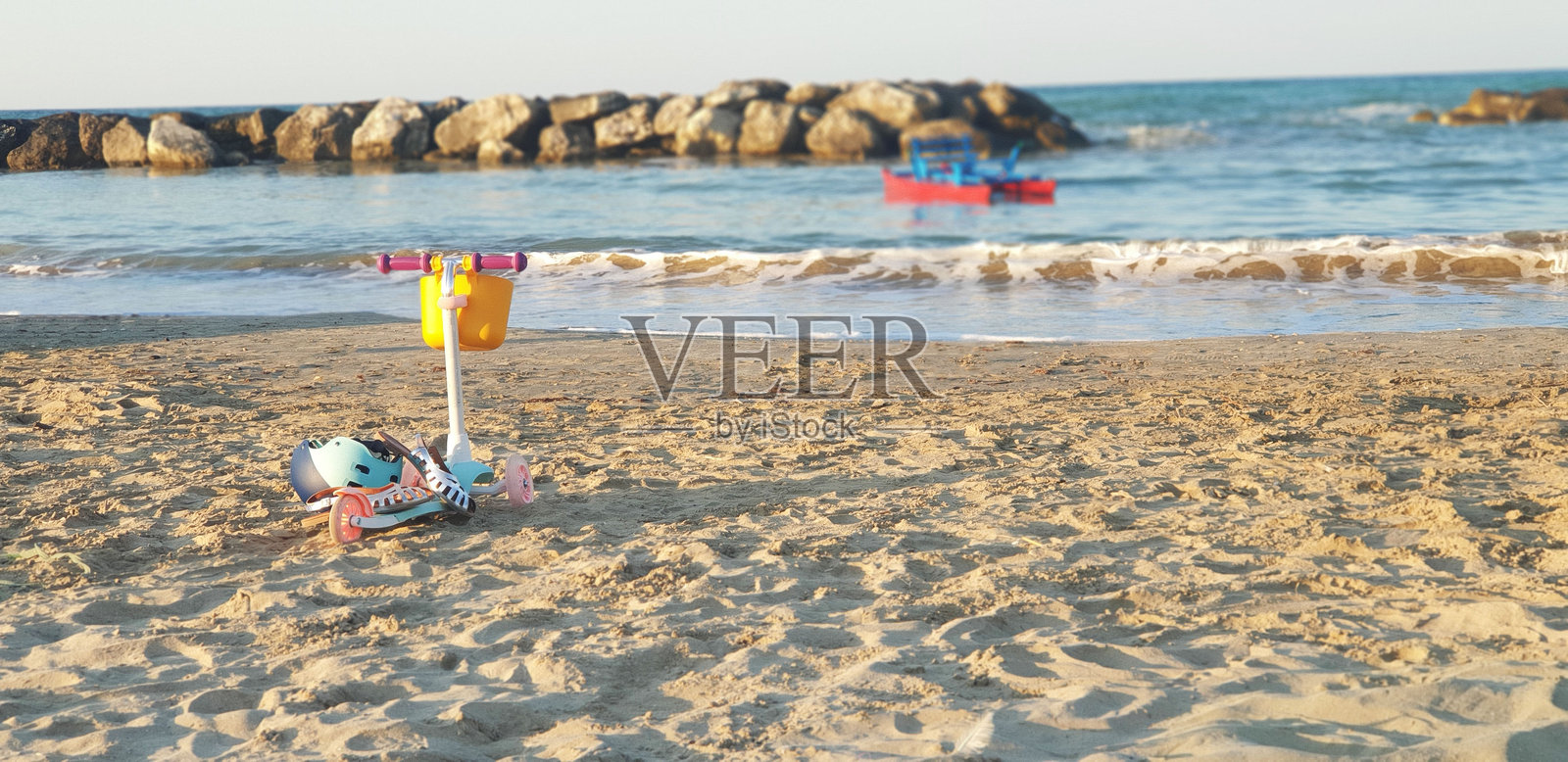 海边沙滩上的儿童滑板车照片摄影图片