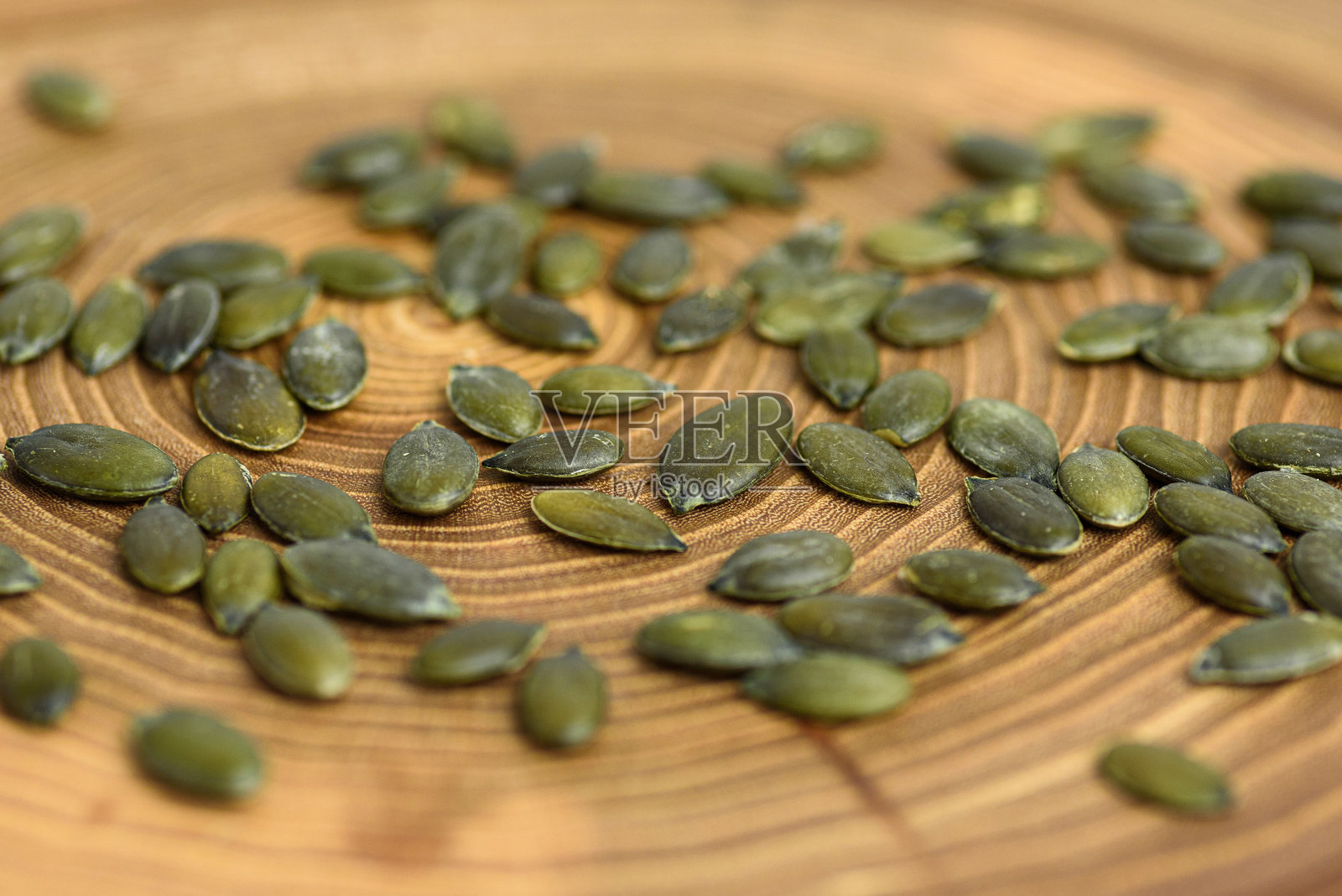 小木杯里的南瓜子照片摄影图片