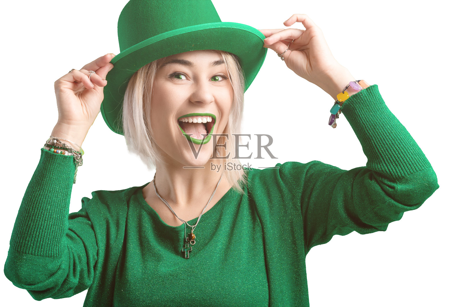 美丽微笑的女性戴着绿色帽子。圣帕特里克节庆祝活动。绿色眼睛的女性。照片摄影图片