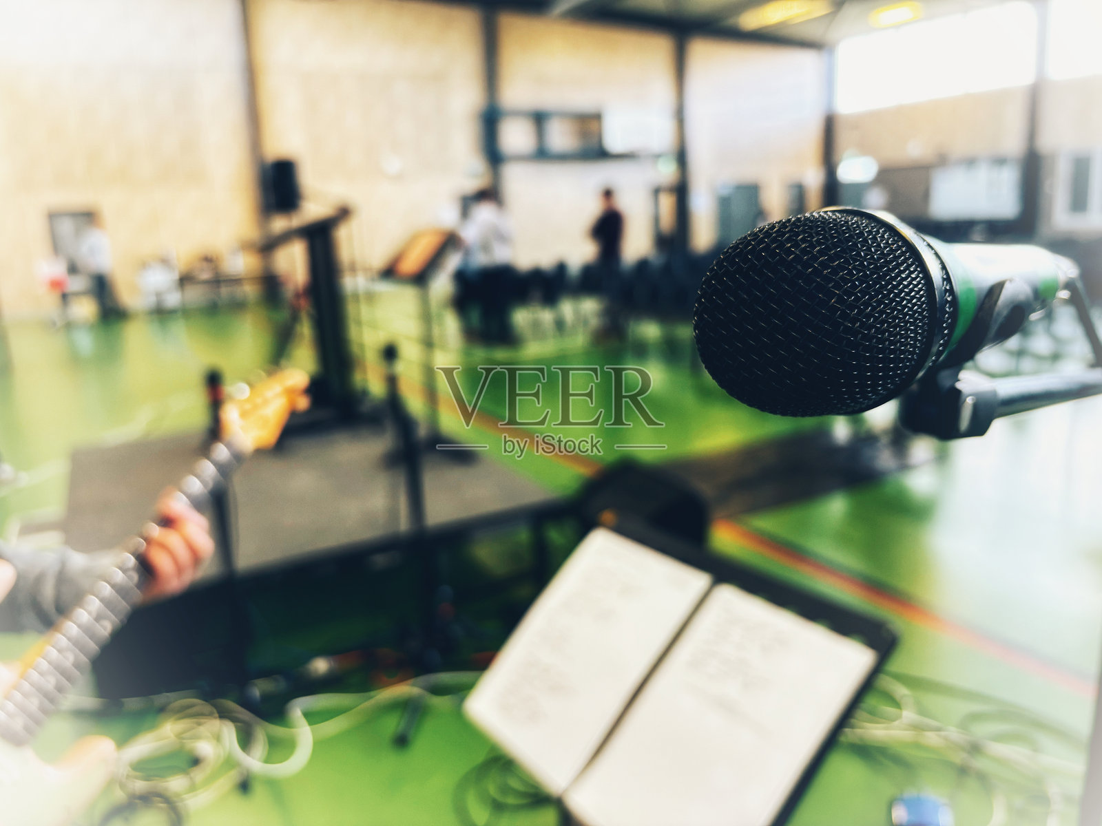 麦克风和吉他照片摄影图片