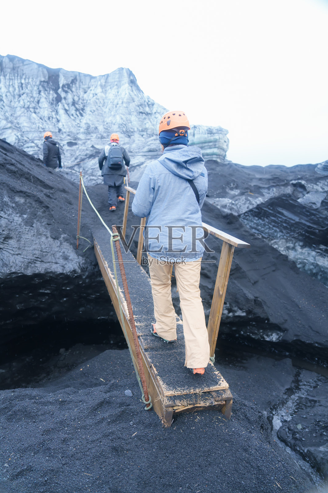 在卡特拉冰洞攀爬照片摄影图片