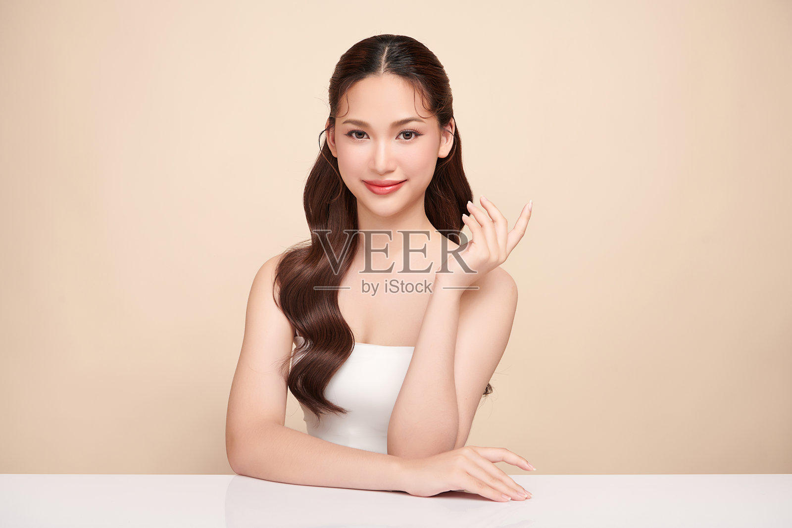 美丽的年轻亚洲女性,肤色洁净清新,背景为米色,面部护理,面部治疗,美容学,美容与水疗,亚洲女性肖像。照片摄影图片