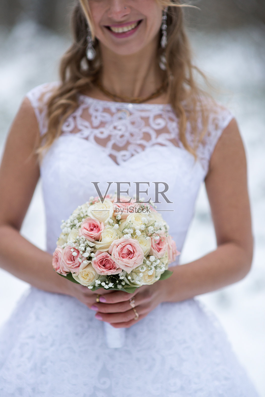 冬季新娘在田野中站立的中部身影照片摄影图片