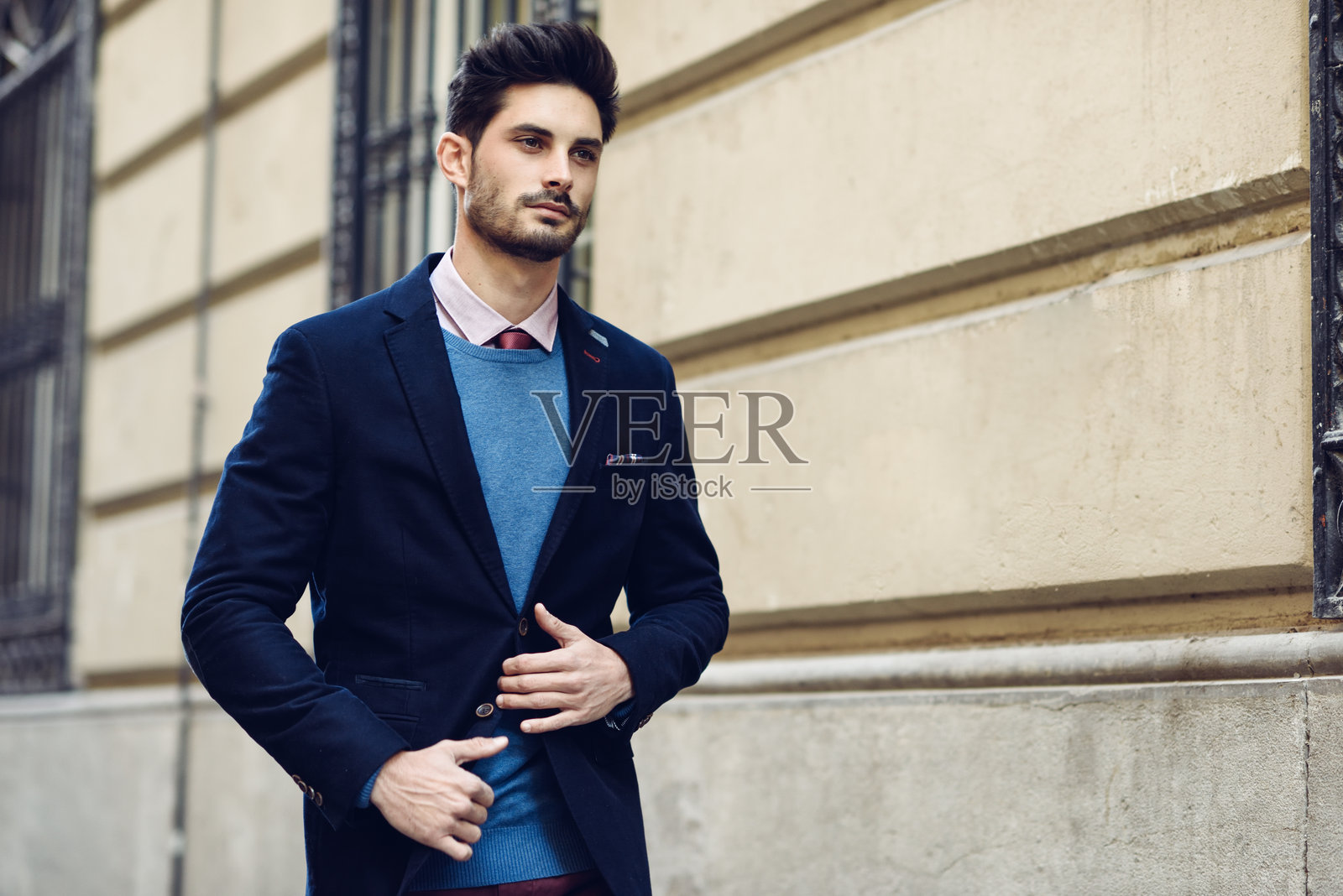 年轻男子在建筑旁照片摄影图片