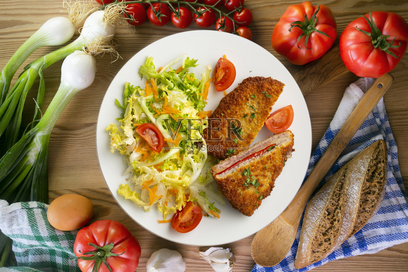 阿斯图里亚斯卡乔波。裹面包屑的牛肉片,内填奶酪和胡椒。顶部视角的桌子装饰。照片摄影图片